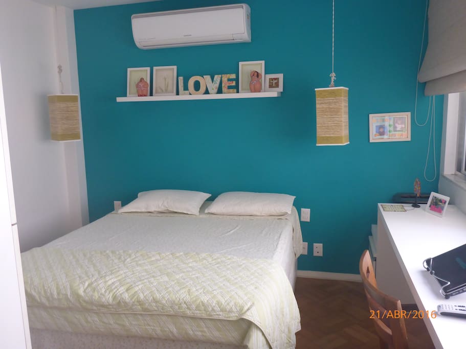 suite com ar condicionado e TV