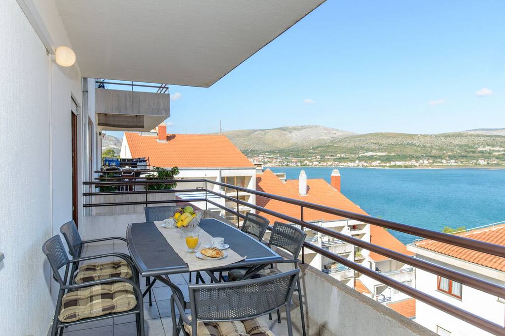 sea view (house and surroundings)