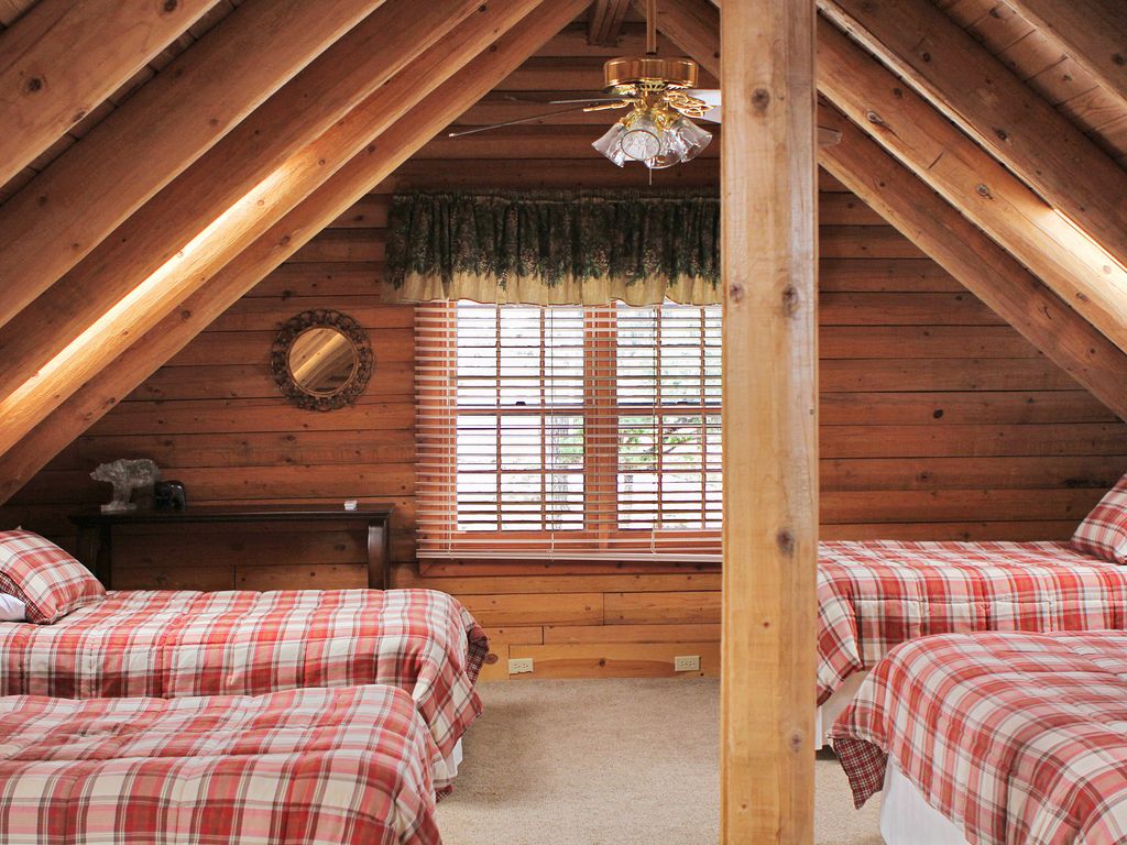 ห้องใต้หลังคาขนาดใหญ่ที่สนุกสุดๆสำหรับปาร์ตี้ที่หลับไหล มีเตียงเดี่ยว 3 เตียงควีนไซส์ 1 หลังและโซฟา/เตียงที่หลบซ่อน มีแสงไฟท้องฟ้าที่เปิดขึ้นหากต้องการในช่วงเวลาที่อากาศอบอุ่น 