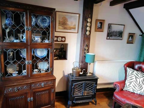 Popular Airbnb listing: Cosy and quaint stone cottage full of character in Matlock Town