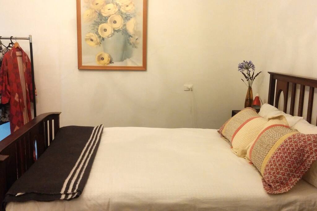 Large master bedroom w. study area (4.4m x 3.6m)
