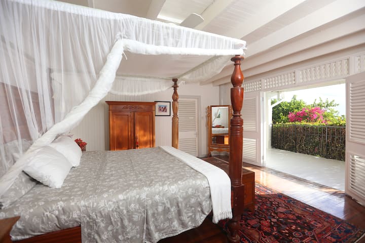 Vista al Caribe desde el dormitorio principal