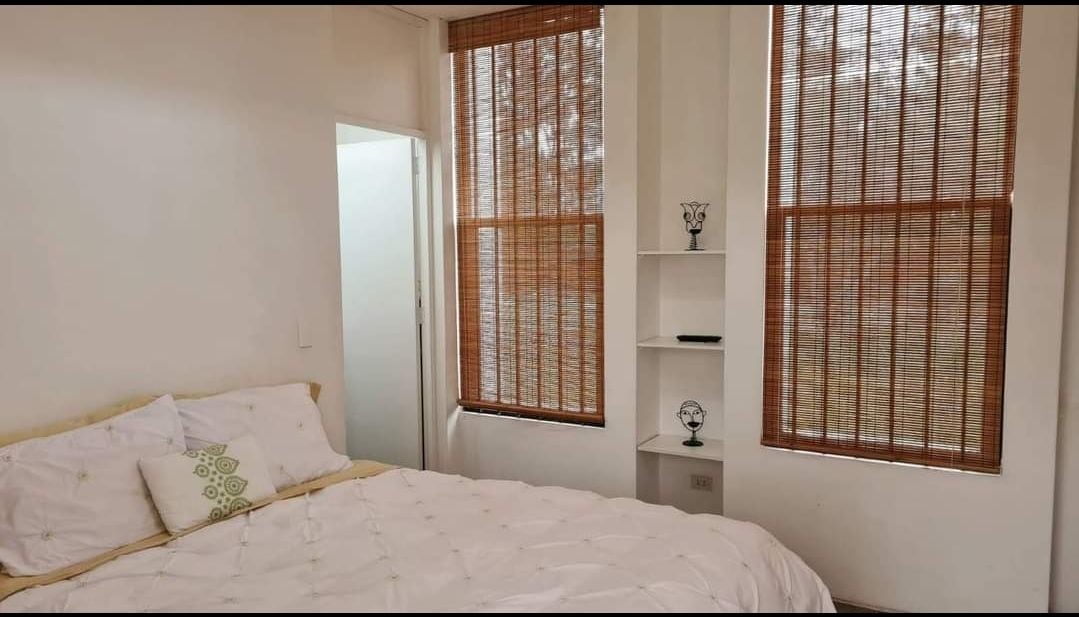 Glavna spavaća soba  s 3 prozora s pogledom na vrtove i jezero. Bračni krevet (160x200) i ugradbena kupaonica. 100% pamučna posteljina 