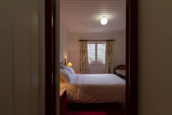 غرفة بسرير مزدوج طابق واحد