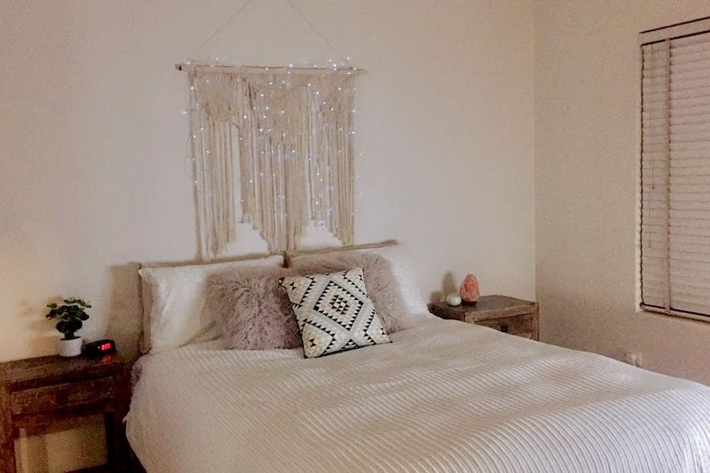 Queen bed-Fresh linen provided
