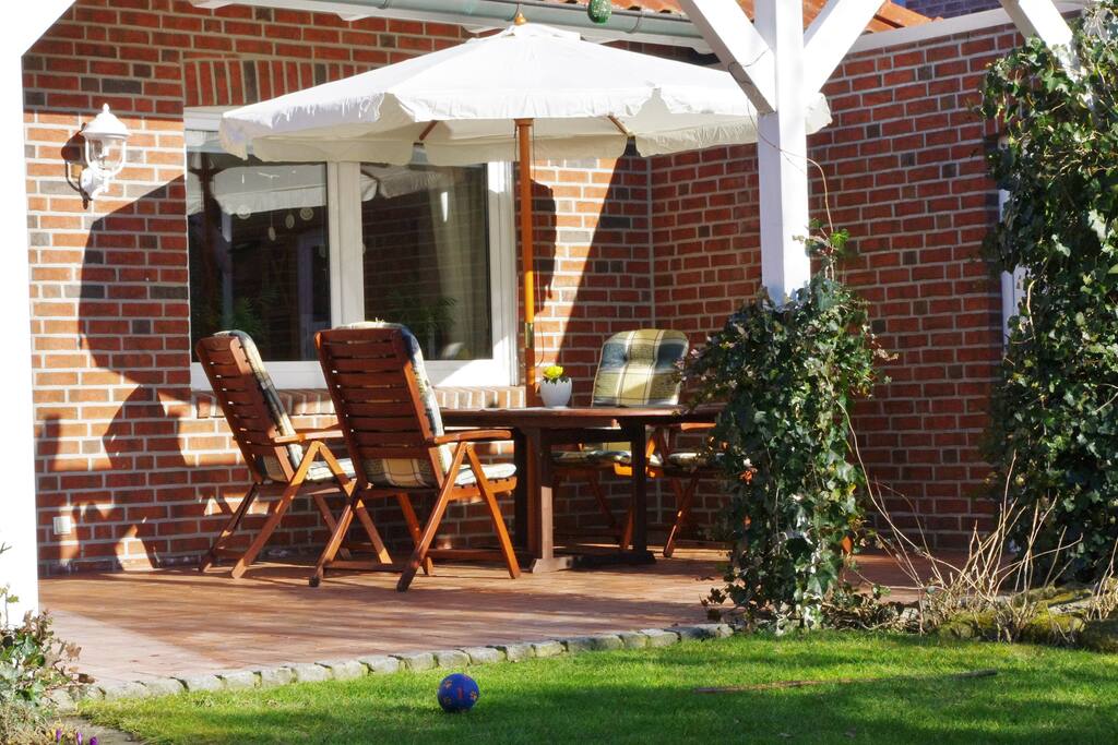 Sitzecke mit Sonnenschirm