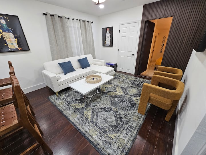 Salon central n °2 avec accès à l'arrière du logement