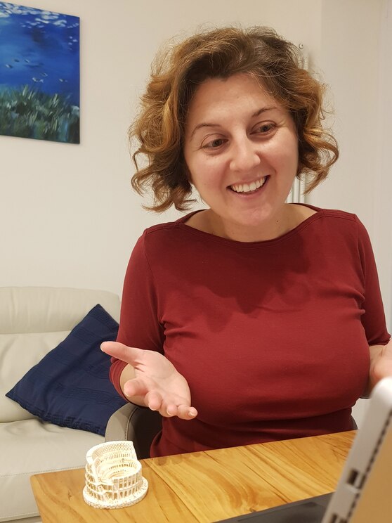 Show full-screen, host-provided image