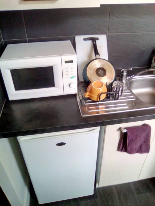 Micro-ondes, Frigo, Évier avec produit vaisselle fourni.