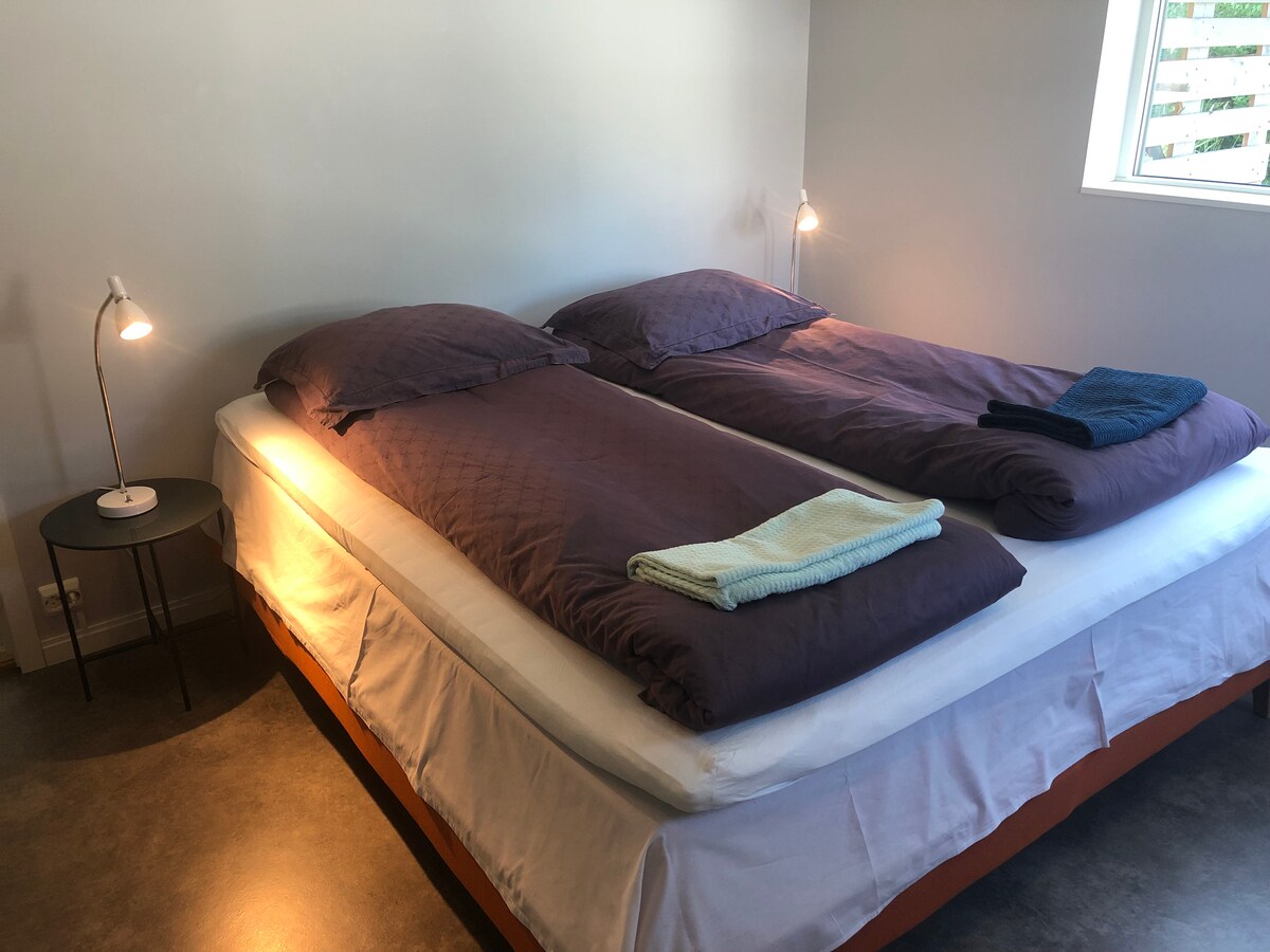 Спалня 1 с голямо двойно луксозно легло, широко 180 см