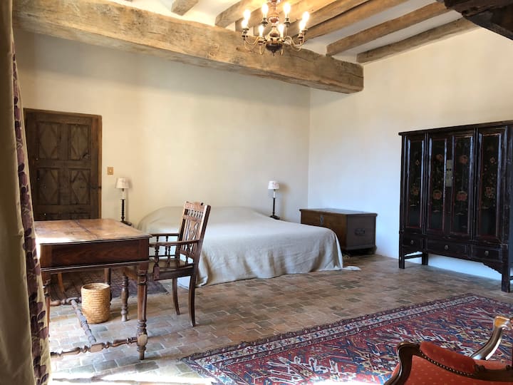 Dhomë gjumi e dytë prej 30 m2 me krevatin dopio "king" dhe oxhakun 