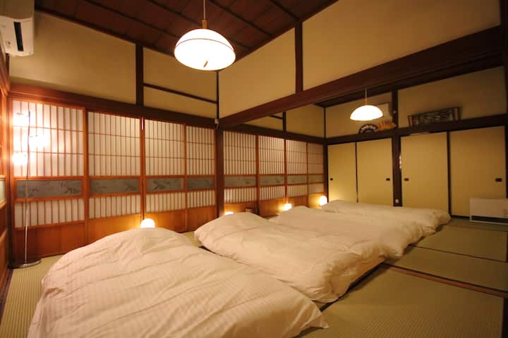 お休み際は広い和室でご就寝頂けます。お布団は数ある品の中から吟味をして、メーカーの工場視察の末に納得できたものを採用。ボリュームのある敷布団が自慢です。必要の応じて毛布もお使い頂けます。