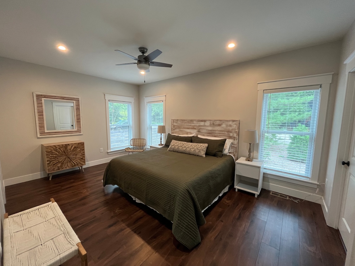 ¡Amplio dormitorio principal lleno de luz natural y una cómoda cama tamaño king! El armario incluye cambiador para bebés y empacar y jugar bajo petición.