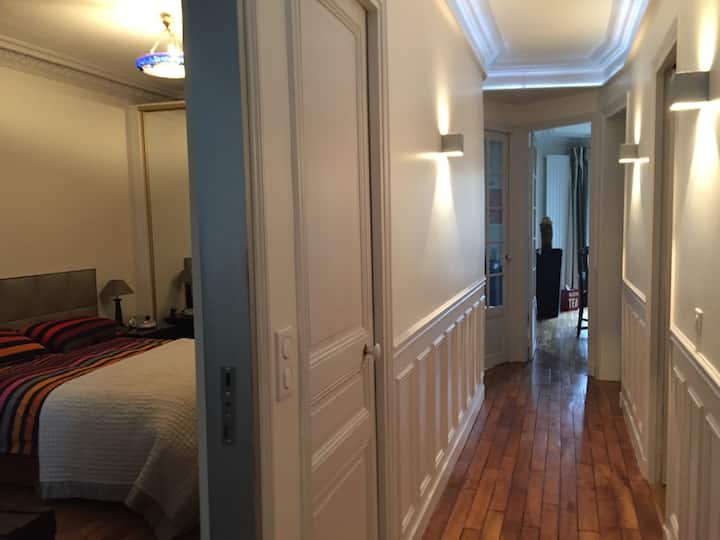 המסדרון מחלק שני חדרי שינה מימין ומשמאל ( אבוד), חדר רחצה אחד ובמטבח האחורי ובסלון + פינת אוכל... 