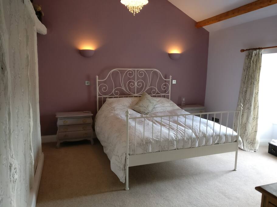 Guest bedroom, king size bed and ensuite