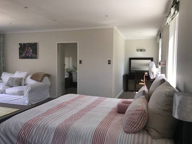 Camps Bay a few steps to the beach gallery image 4