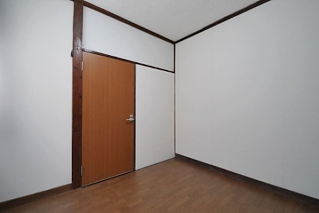 door of the room房间的门