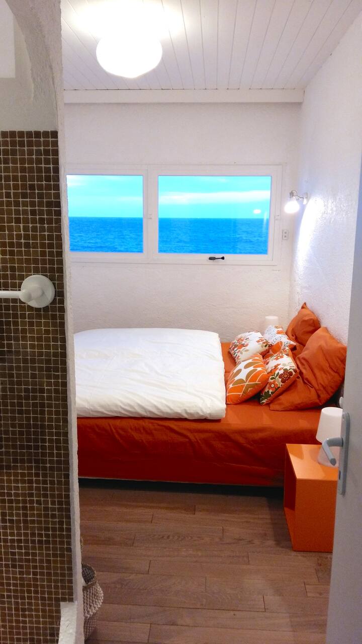 Spálňa „oranžovej“ s výhľadom na oceán.