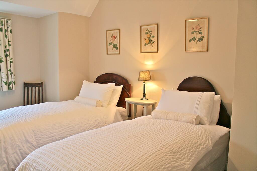 Twin bedroom