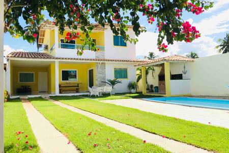 Casa com piscina , churrasqueira a 100M da praia .