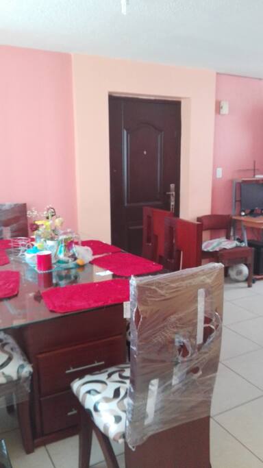 Comedor completamente nuevo de vidrio y seis puesto
