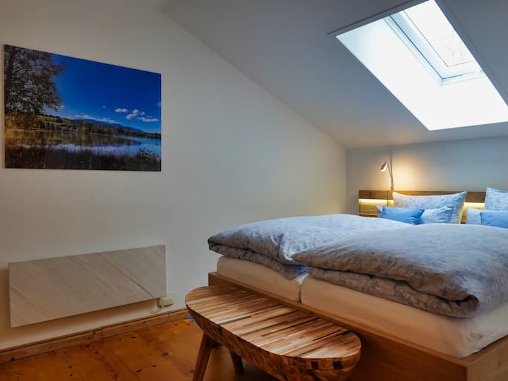 Schlafzimmer mit Doppelbett/ bedroom with queen size bed (1,60 * 2,00 m)