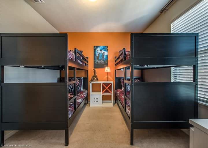 Spálňa Harryho Pottera. Spálňa na druhom poschodí - 2 poschodové postele (priestor pre 4 osoby). TV.