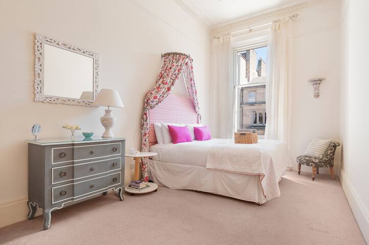 Elegant 2 Bedroom Central Apartment with Parking gallery image 5