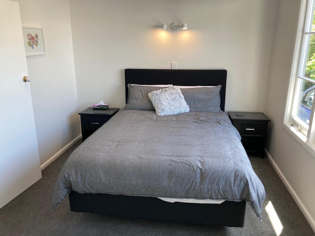 Bedroom 2 - Queen Bed