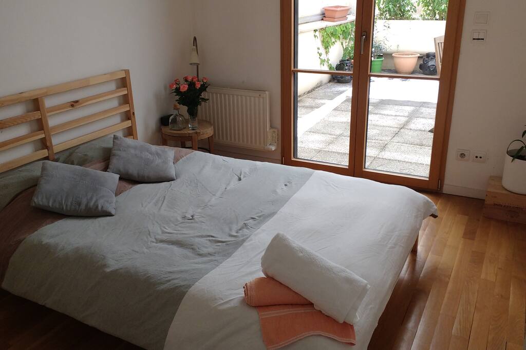 Chambre 1 vue sur terrasse