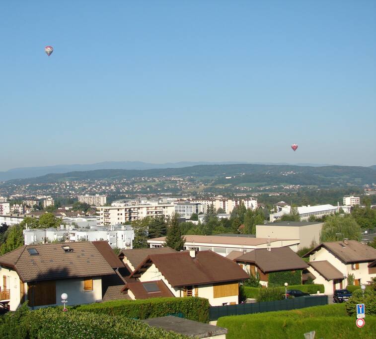 Face Ouest: vue dominante sur la ville et très beau couché de soleil le soir