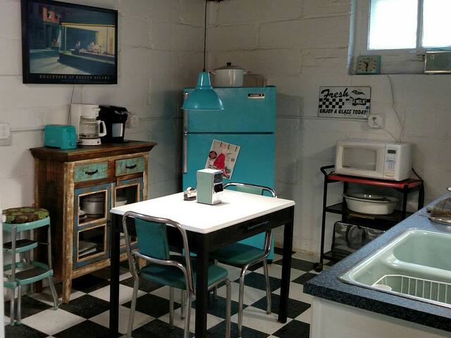 BecaJo's Retro Downunder  - Family / Antiquer Fun!