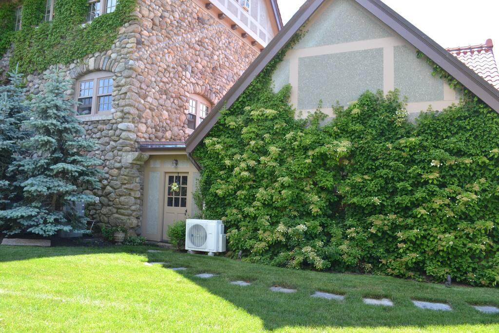 Private entrance with air conditioning