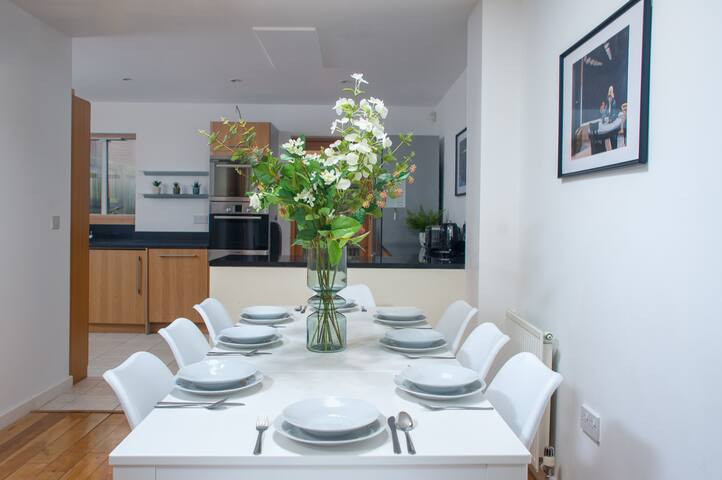 Clifton Jewel – 4 bed house w/parking. MyCityHaven gallery image 3