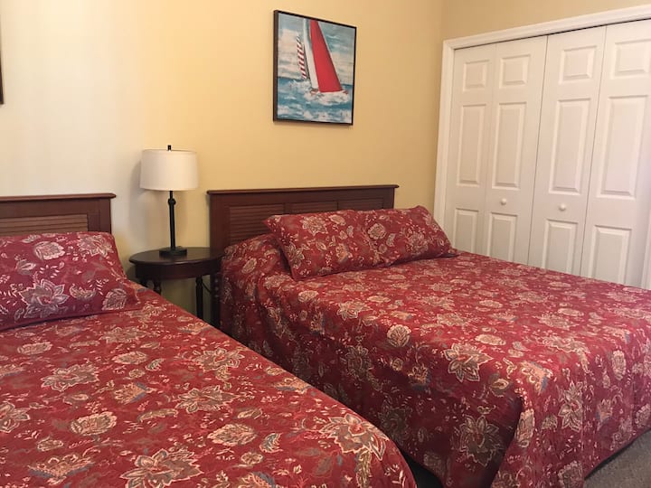 Chumba cha wageni chenye vitanda 2 vya malkia