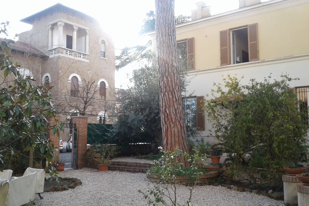 Ingresso e giardino privato