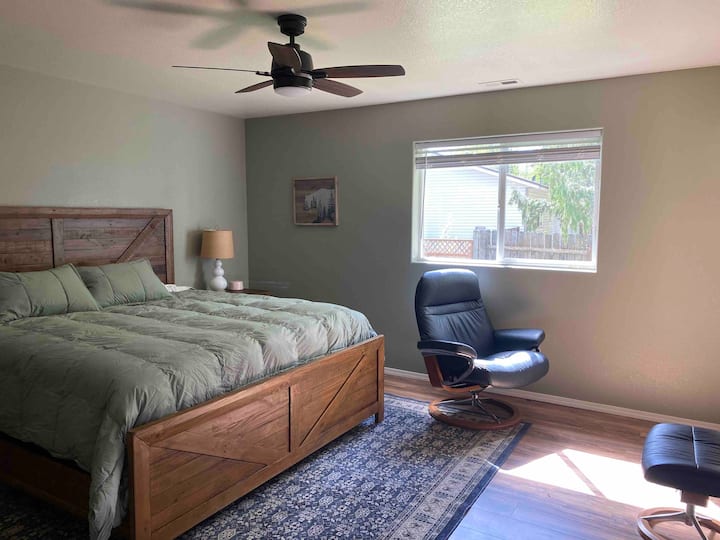 מיטת קינג סייז חדשה בחדר השינה הראשי!