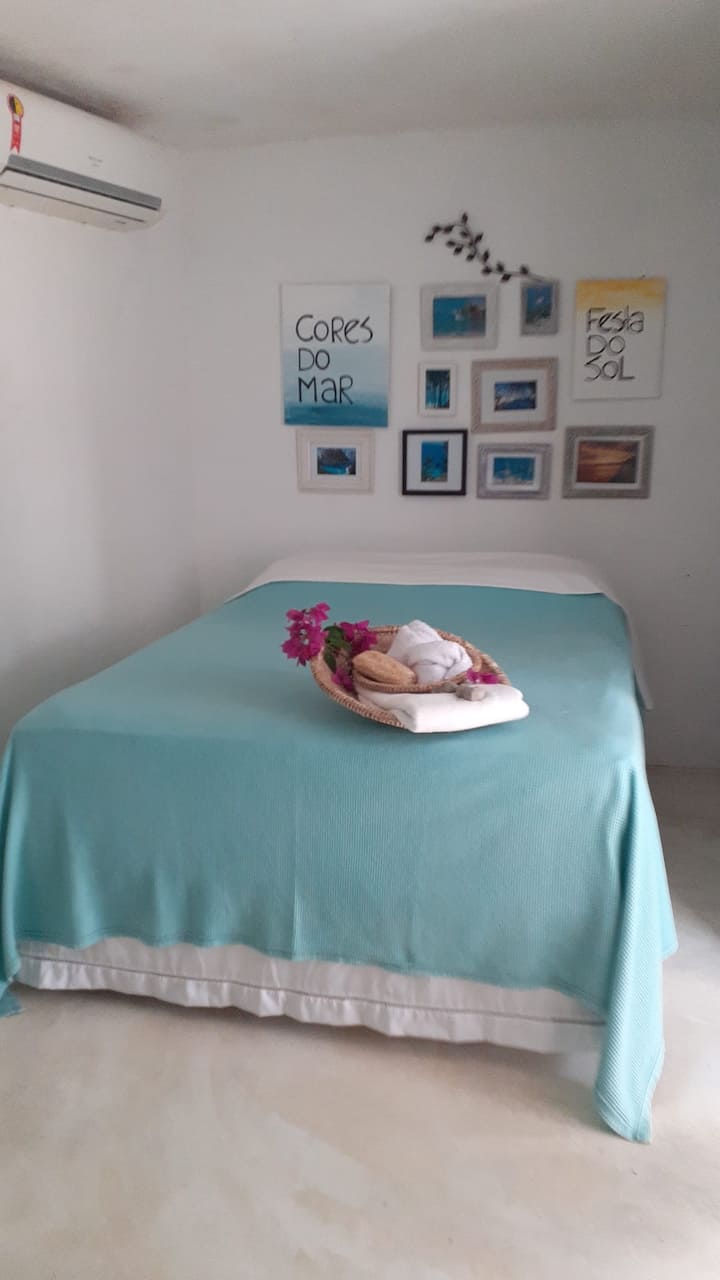 Chumba cha kulala kina kitanda maradufu, chenye chemchemi moja kwa moja, kiyoyozi na mwonekano mzuri wa mimea.