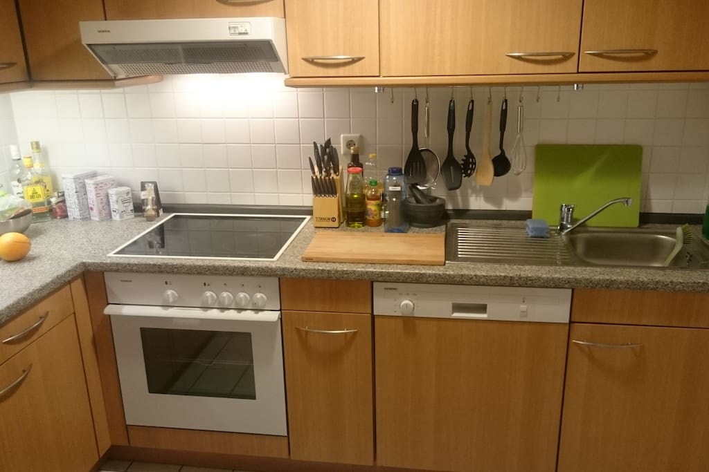 Küche mit Geräten