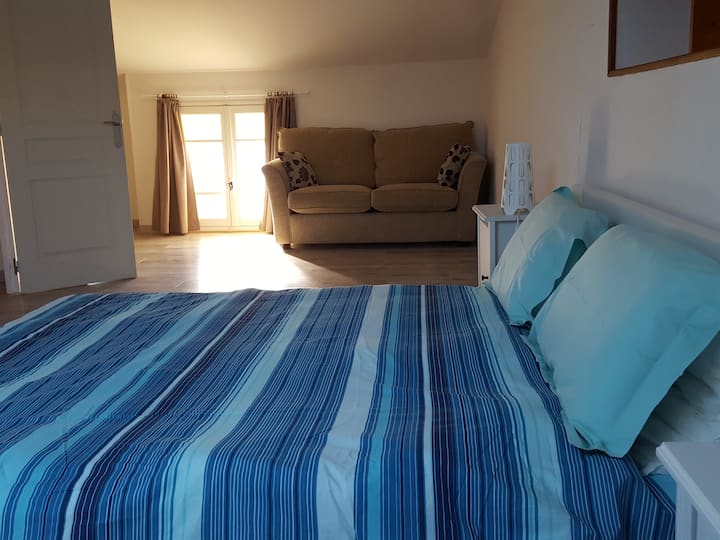 Hebu tuingie ndani na tuanze ziara ghorofani. Hiki hapa ni chumba kikubwa cha kulala cha ghorofani. Hii ilikarabatiwa hivi karibuni. Pia kuna kitanda cha sofa katika chumba hiki.