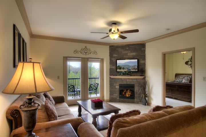John's Mountain Blessing W/ Hot Tub, Pool, & Views - Pigeon Forge, TN