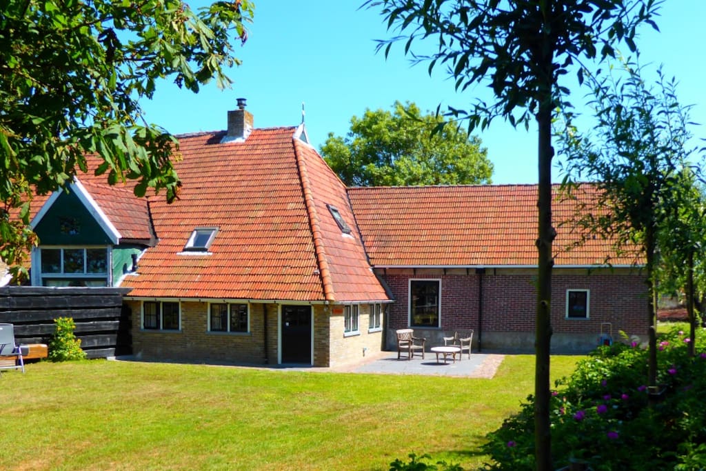 Het linkerdeel tot de schutting is het appartement (met eigen tuin)