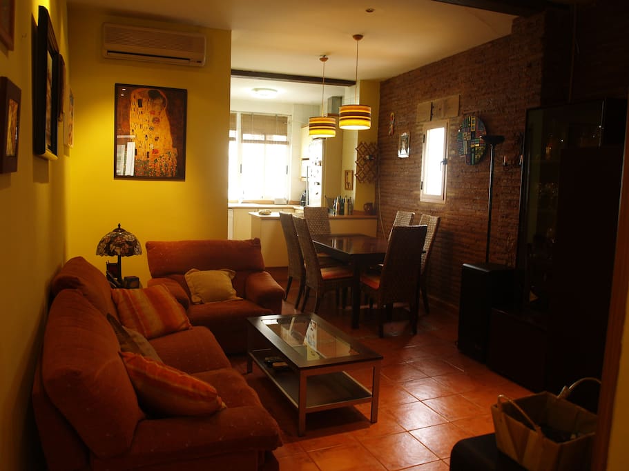 El salón y la cocina al fondo