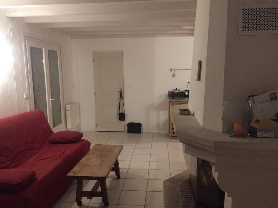 Le coin salon et sa cheminée