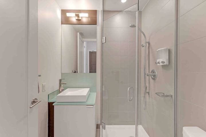 2BR/2BTH Condo • Parking • CN Tower/Rogers Centre gallery image 5