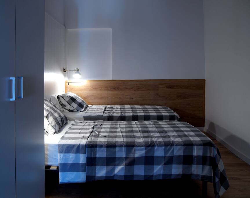 Dormitorio con dos camas muy confortable