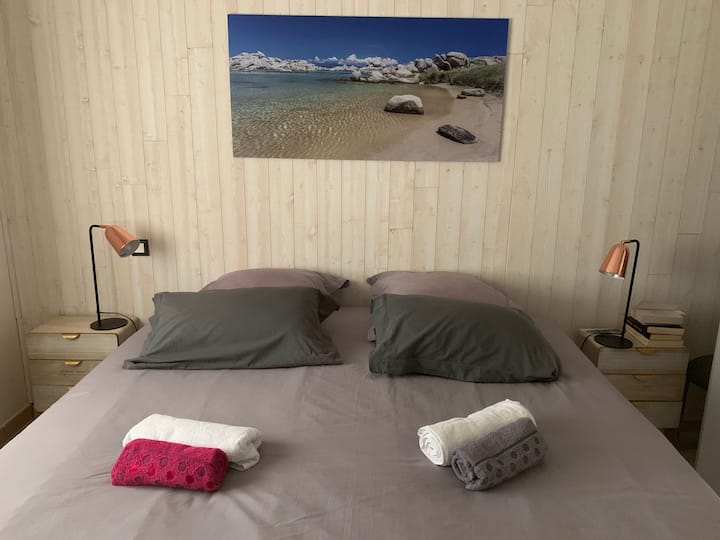 Posteľná bielizeň hlavného apartmánu 180 klimatizovaných s vlastnou kúpeľňou