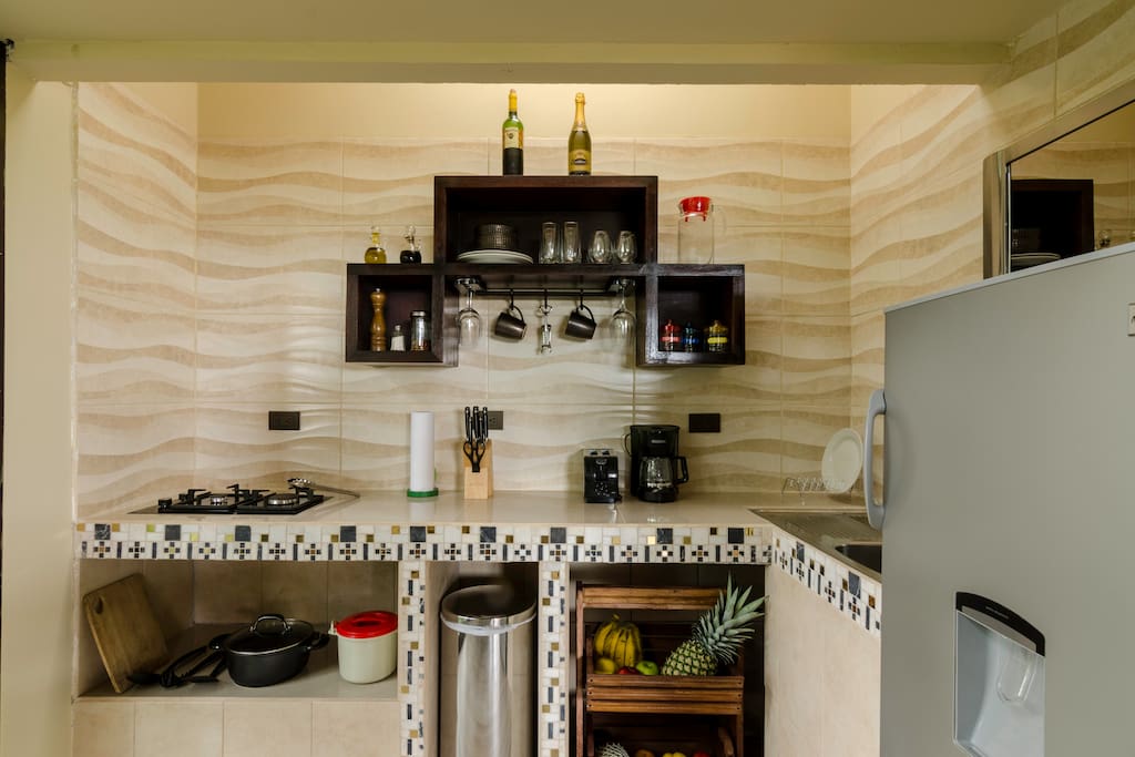 Cocina pequeña pero muy higiénica y bien equipada/Small but clean and well equipped kitchen