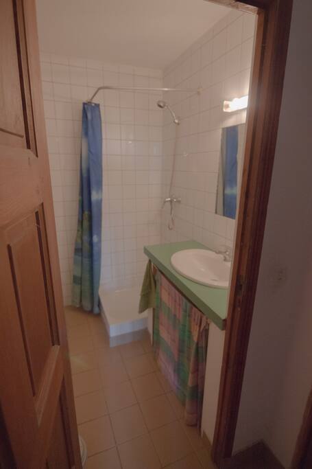Toillette à l'exterieur de la chambre