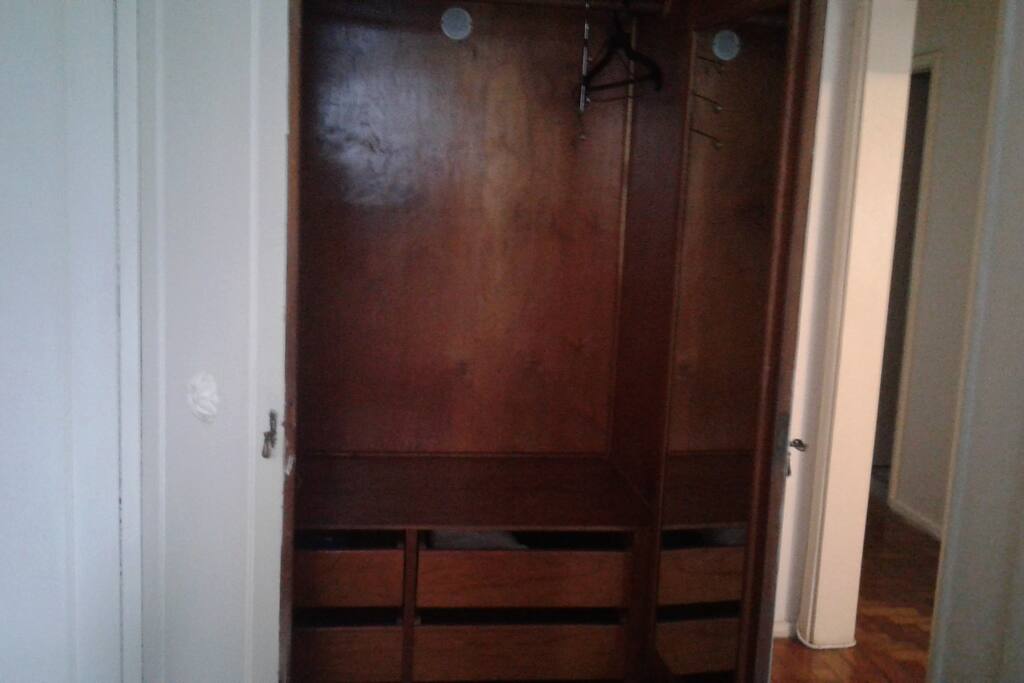 Guarda-roupa aberto